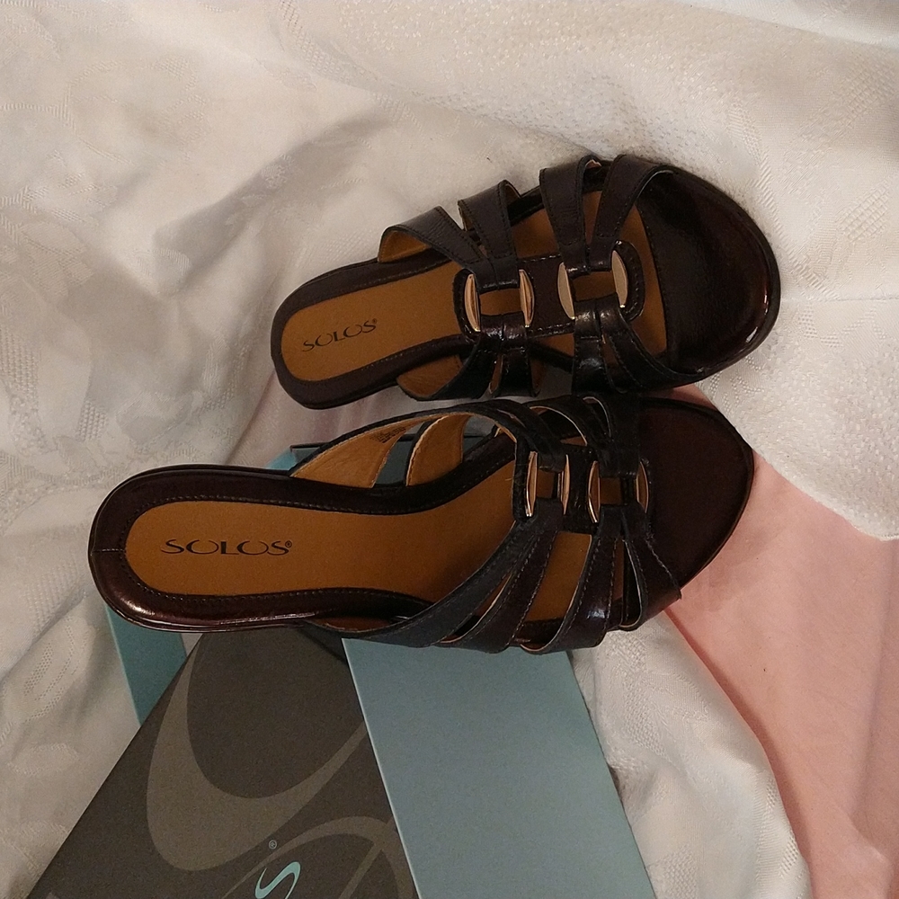 NIB Solos brown slip on sandals Sz 7.5 W